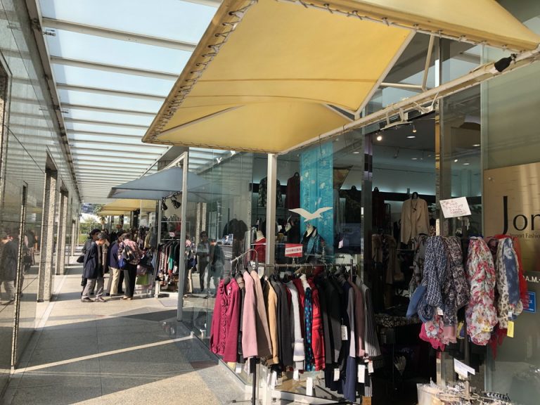 三角柱のホテル隣接の建物1F ブティックなど