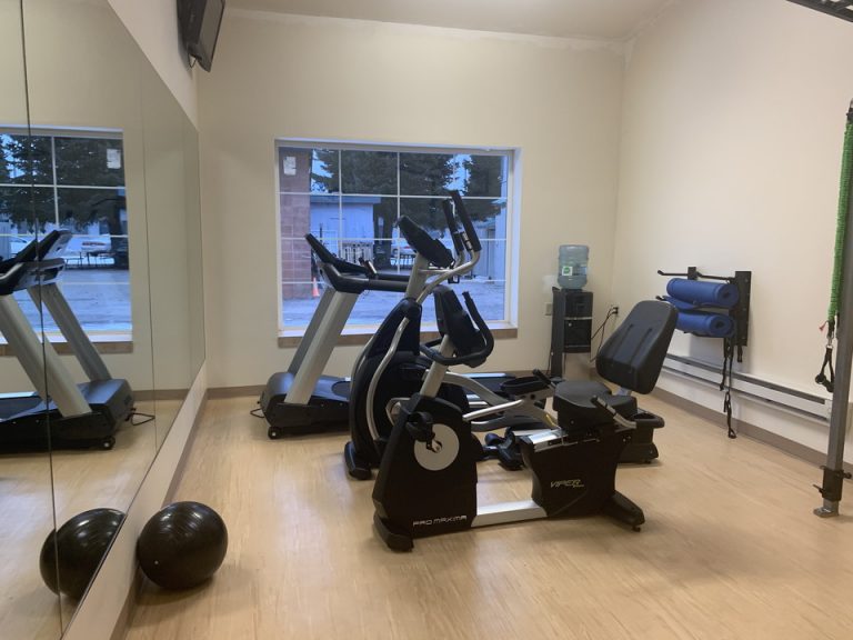 ホテル内には無料のジムもありました。ジムの扉もルームキーが必要なのも安心感があります。旅行中のジムには十分な設備だと思います。(1)