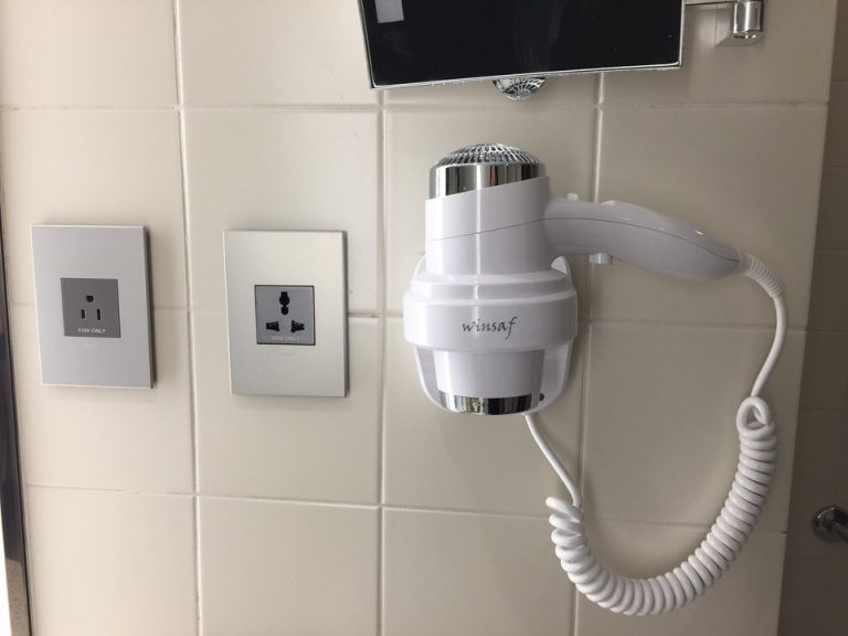 ドライヤー ① バスルーム壁に固定