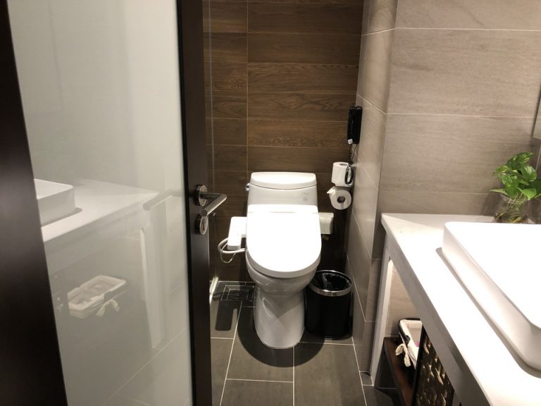 バスルーム入り口から全体