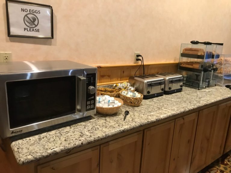 マフィンやデニッシュを温めて食べることが出来ました。数種類のジャム、クリームチーズ、はちみつ等も置かれていて、自分好みの朝食を楽しむことが出来ました。