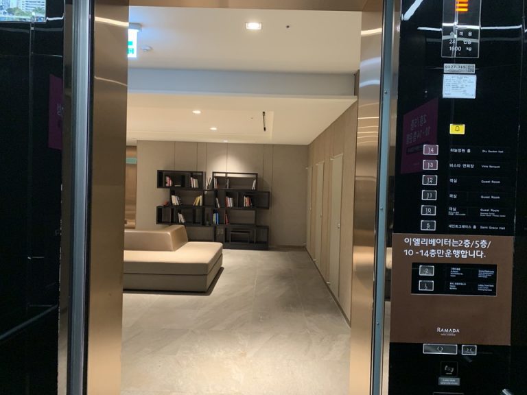 エレベーター内観2