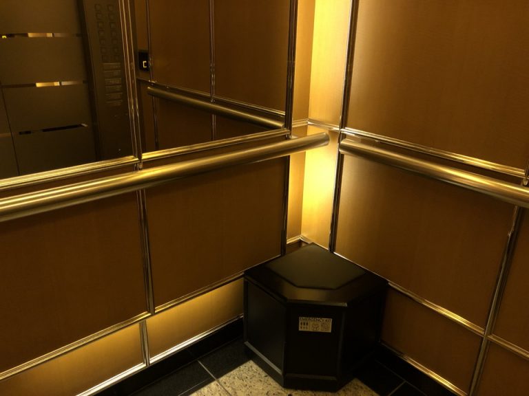 エレベーター内観(2)