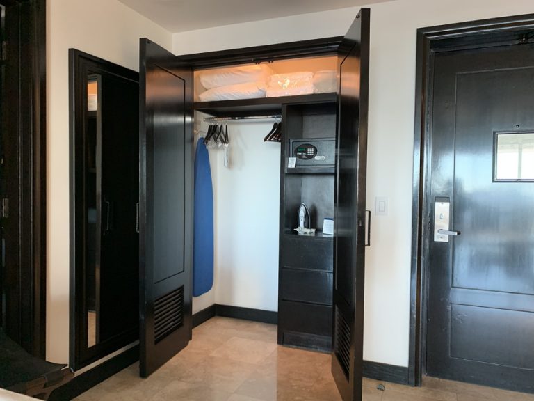 客室 リビングルームのクローゼット1