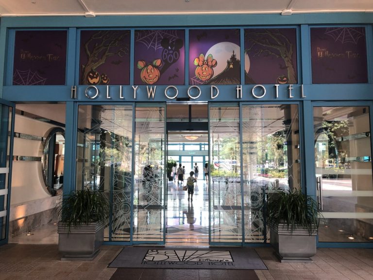 ハロウィン時期のエントランス外観は特別バージョンで迎えてくれます。