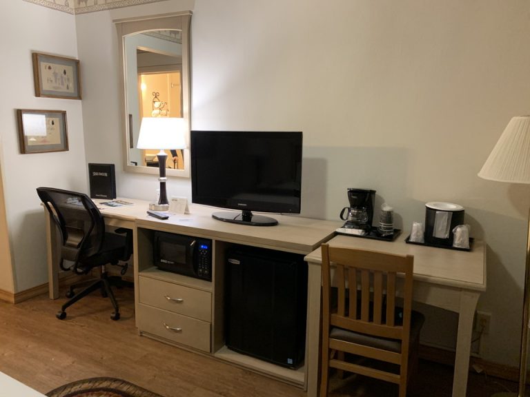 デスクは幅広く、とても便利です。