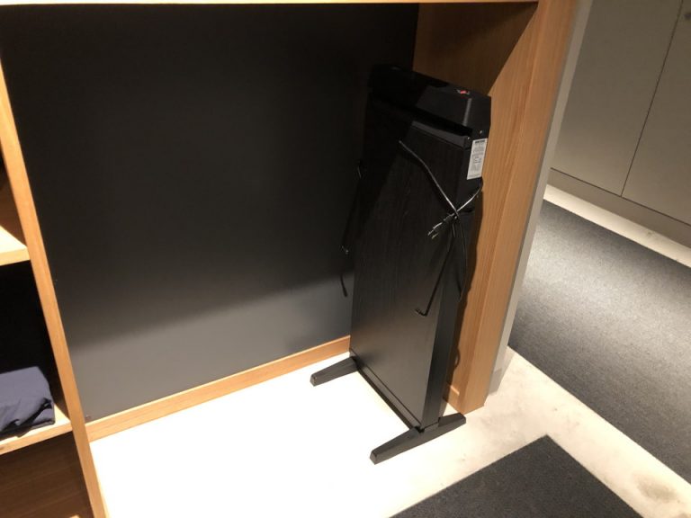 客室階4Fエレベーターホールにズボンプレッサー