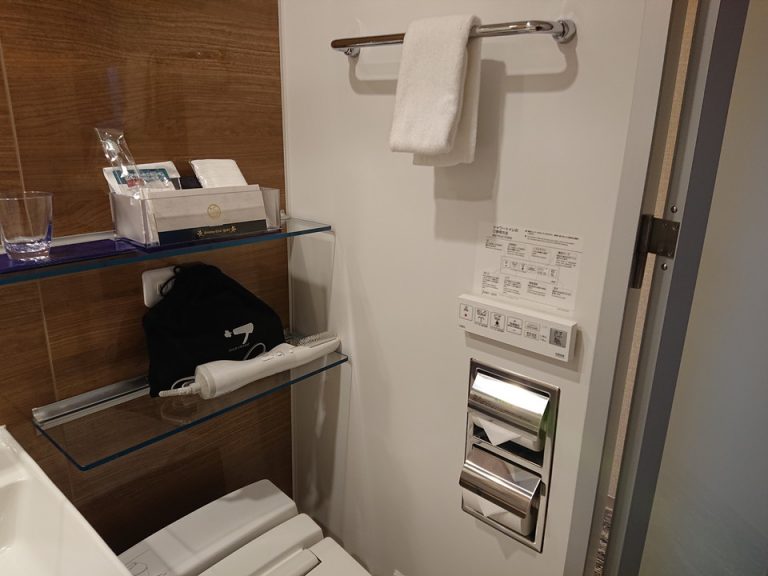 洗面室奥からトイレ