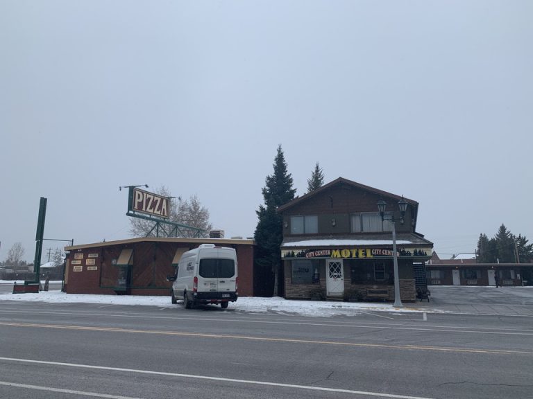 ホテルの周辺にはいくつかのレストランがありました。アジア料理屋さんもあり、食事には困らなさそうです。21時台でも開いているお店が多かったです。