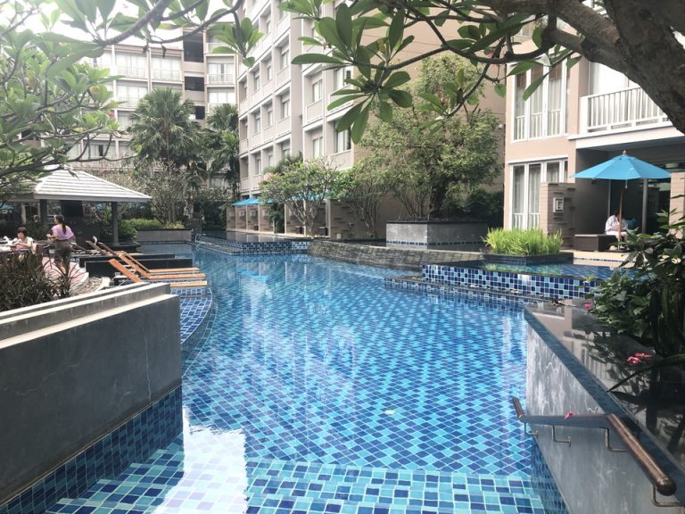 レストランと宿泊棟の間にはプールが。清潔で広いです。