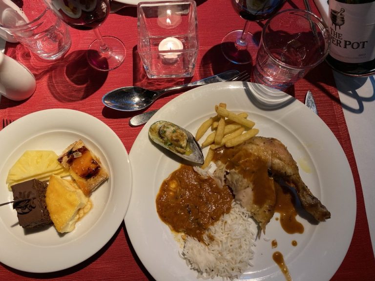 メニューは毎日変わりモーリシャス料理や肉料理がバラエティに富んでいるデザートも豊富