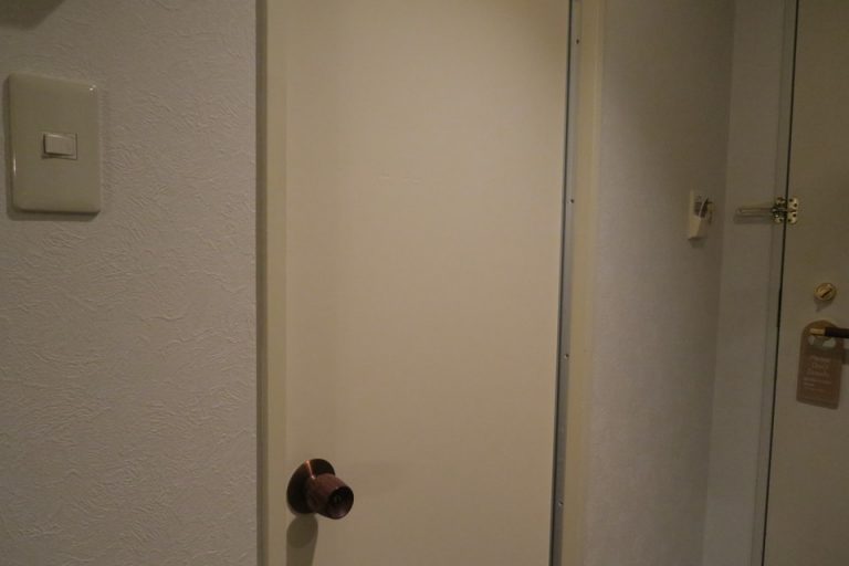 外側から見た洗面所のドア