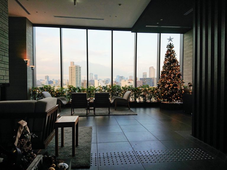 フロントデスクから窓側