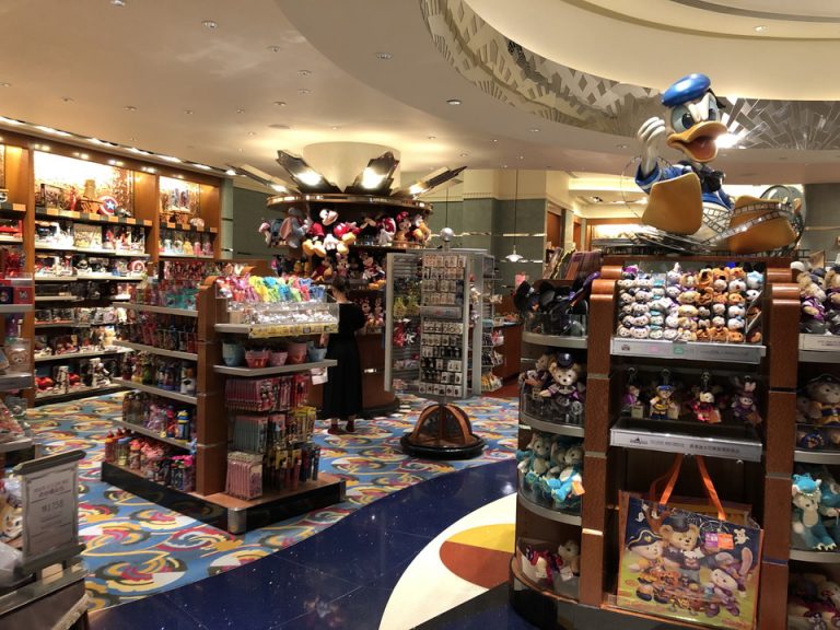 ホテルのショップ内観です。ディズニーのホテルだけあってグッズがたくさん売っています。