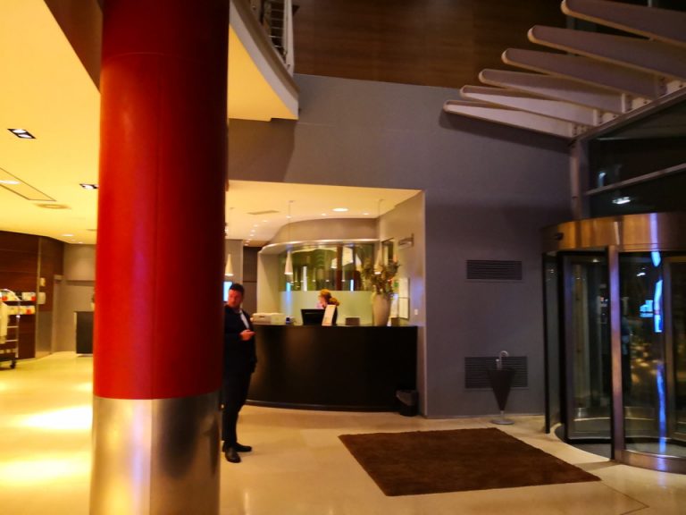 エントランス内観