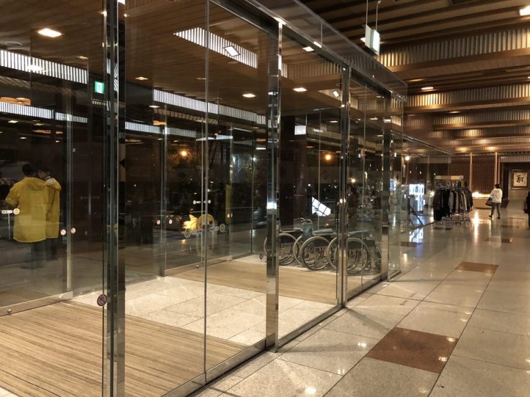 エントランス内観