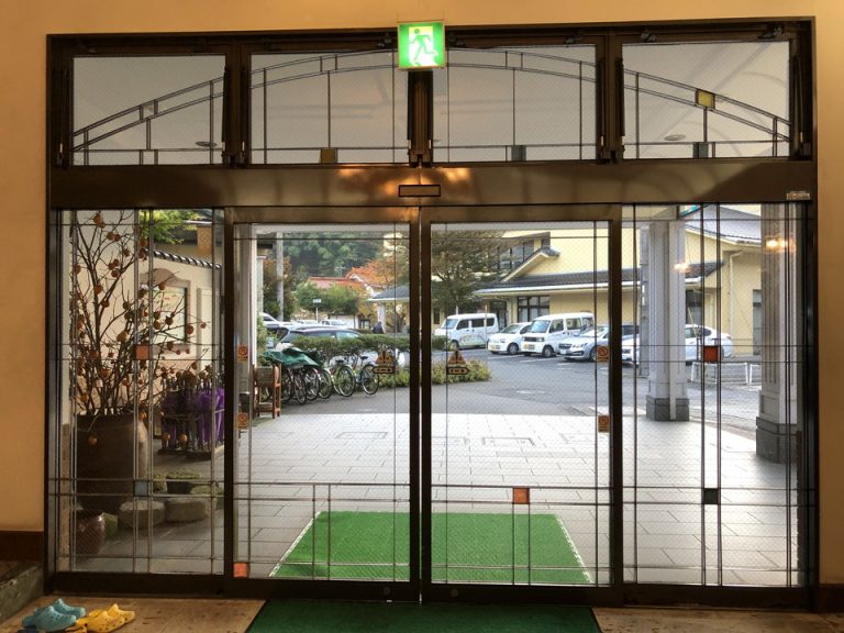 エントランス内観