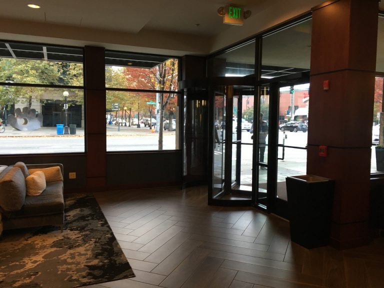 エントランス内観