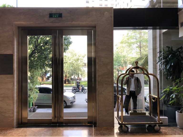 エントランス内観