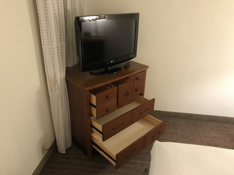 1回テレビテレビの下の収納はレトロ調のものでした