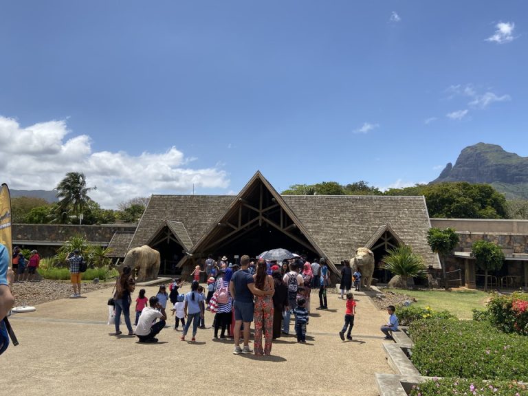 リゾートから車で15分ほどで島最大の動物園に行くことができるCasela