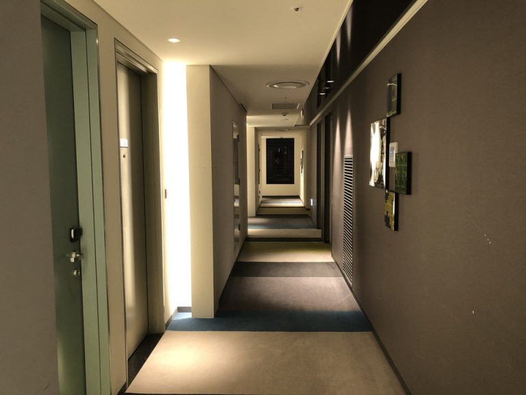 客室から反対側の廊下