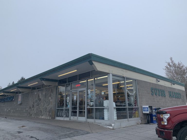 ホテルの目の前にはスーパーマーケットがあります。