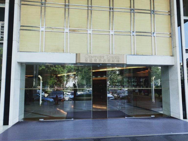 出入り口(昼) ドアを開けてもらえるとかはない