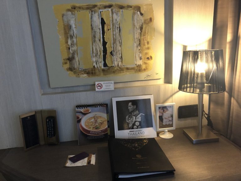 テーブルと椅子が1つずつありました。1人で座って化粧をするには十分な広さだと思います。