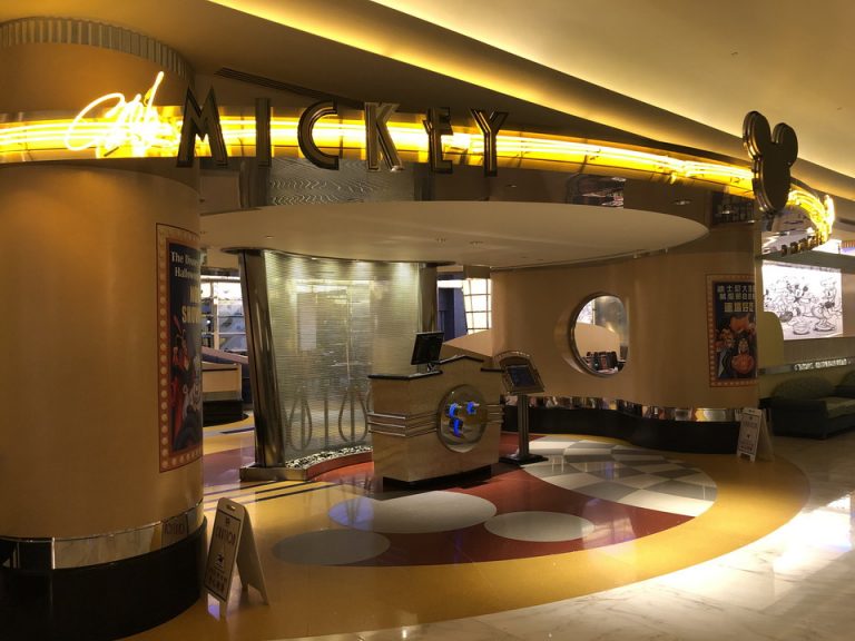 シェフミッキー外観入口です。受付カウンターの裏にミッキーが立っていてレストラン利用者は撮影できます