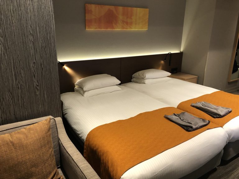 客室全体入口方向