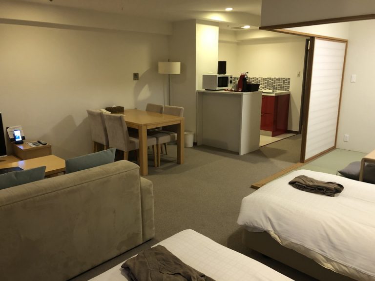 客室全体入口方向