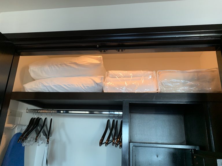 客室 リビングルームのクローゼット枕・毛布