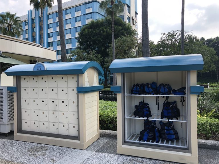 子供用ライフジャケットとロッカーがあります。