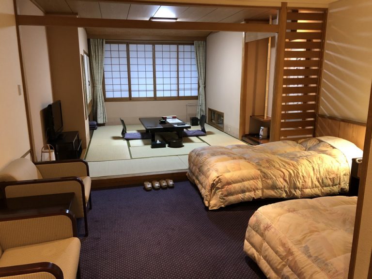 入口側からの客室全体