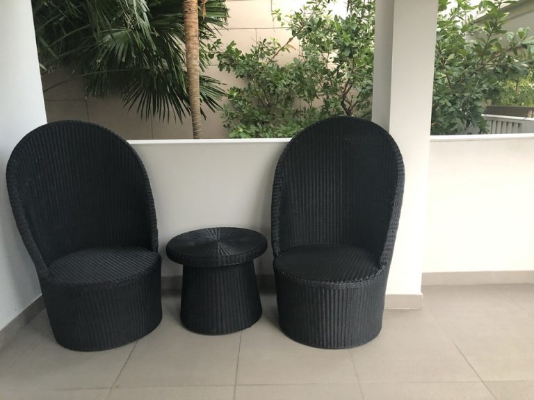 白を基調とした廊下には所々に黒のテーブルと椅子が。