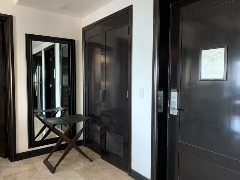 客室 リビングルームのクローゼット(1)