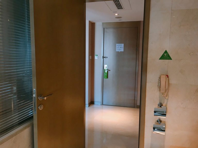 バスルーム内側からドア