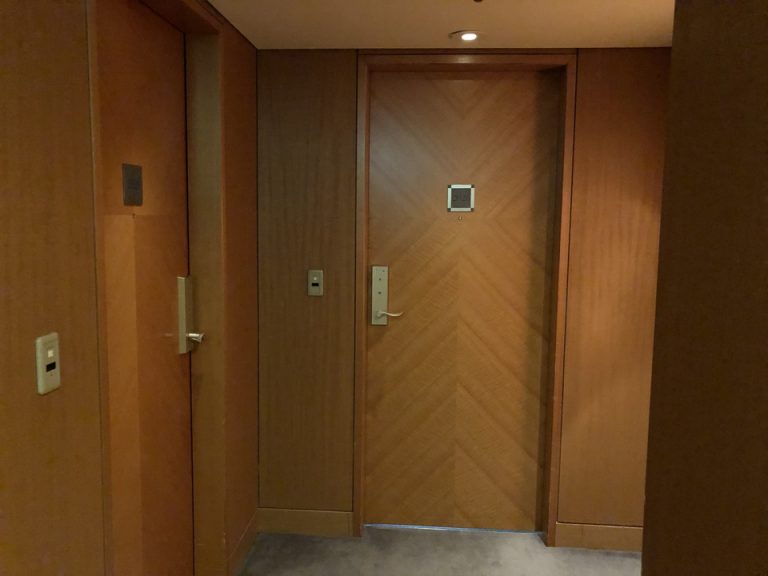 20F客室ドア外観