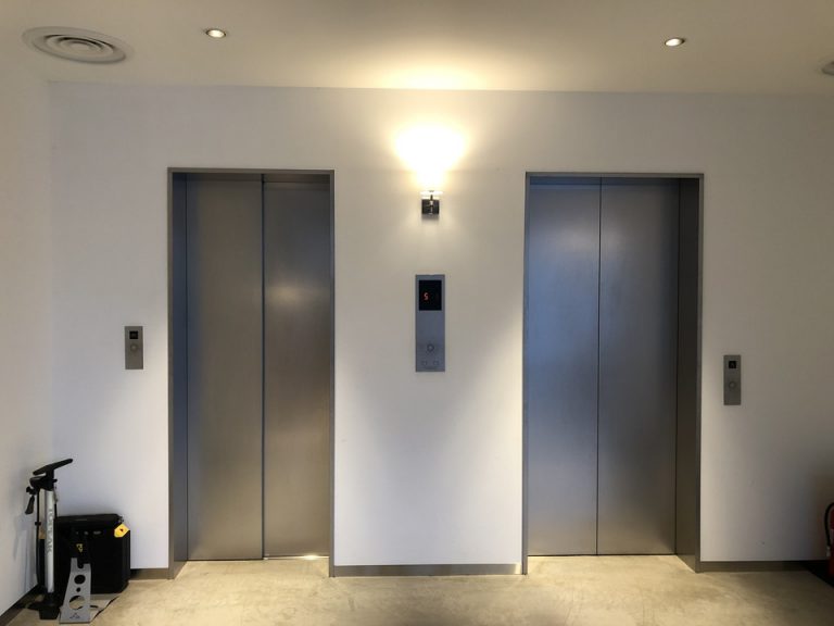 フロント階エレベーターホール