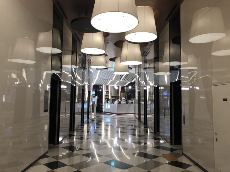 フロント階エレベーターホール