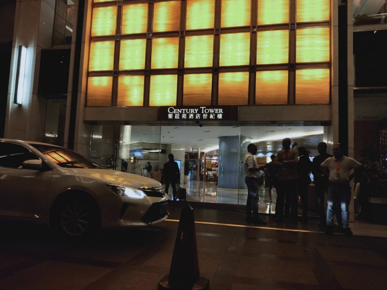 出入り口 車が多く行き来している