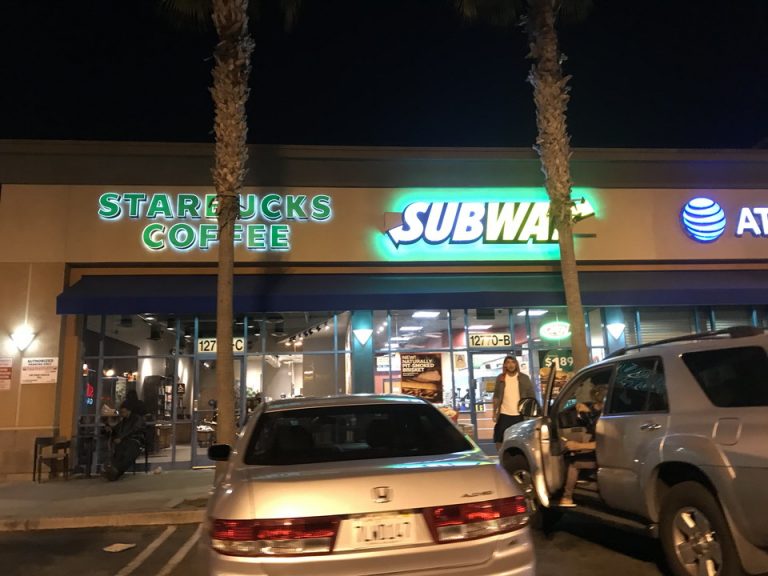 スターバックスやサブウェイもありました