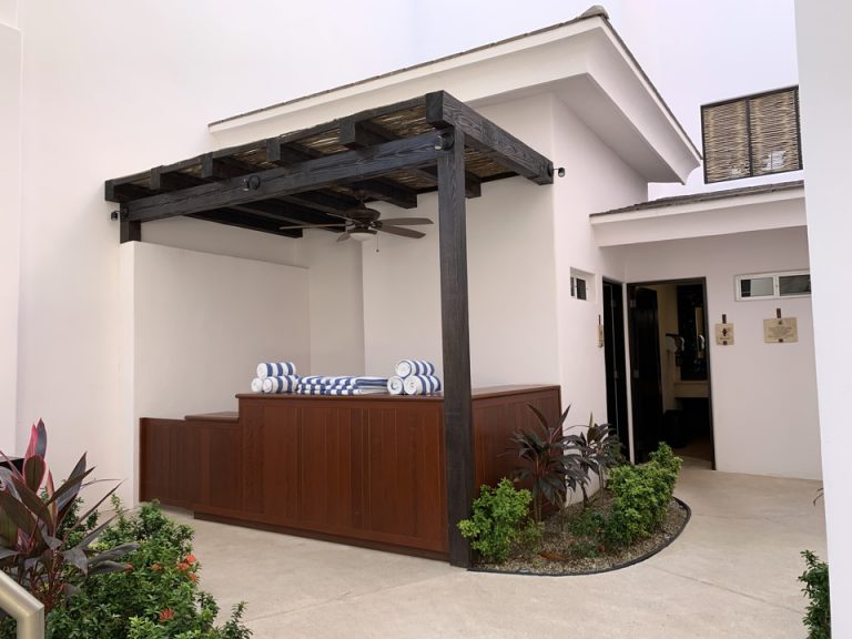 プールのタオルサービスデスク