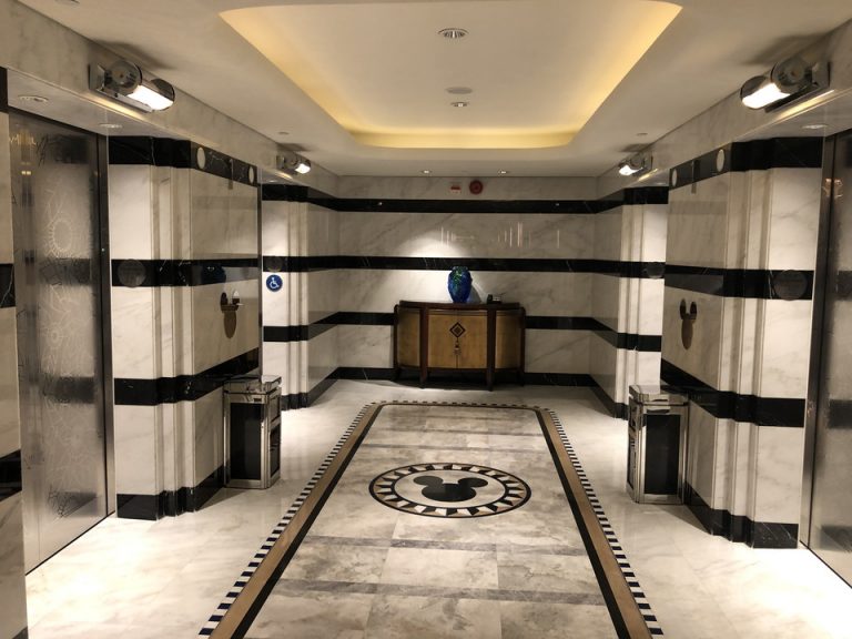 エレベーターホールフロント階