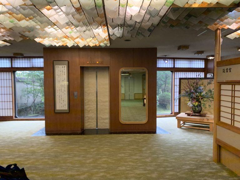 エレベーターホールフロント階