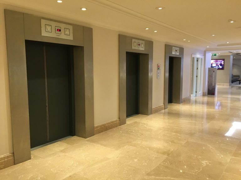 エレベーターホールフロント階