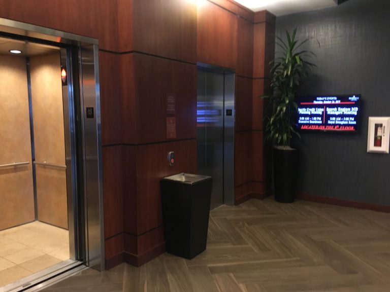 エレベーターホールフロント階