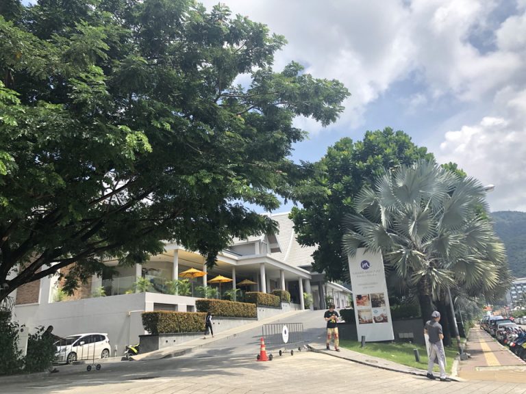 この坂を登ってホテルに入ります。