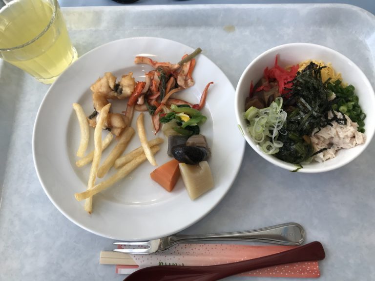 朝食は鶏飯などのビュッフェ